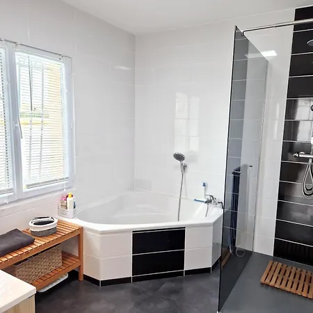 Avec Piscine A 15 Min De La Rochelle, Proche Plages Et Commerces - Fr-1-706-13 滨海昂古兰