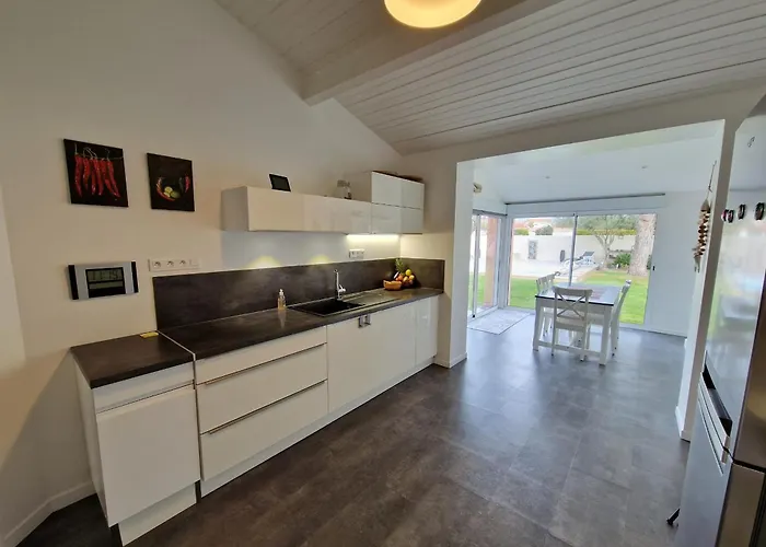 Avec Piscine A 15 Min De La Rochelle, Proche Plages Et Commerces - Fr-1-706-13 Feriehus